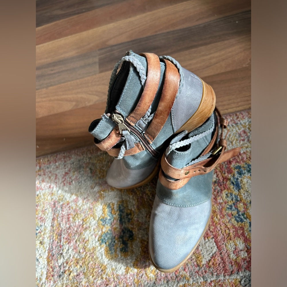 Miss Mooz - leather ankle booties. Size 7.  Very little wear.  Nice rubber sole. - Picture 3 of 4
